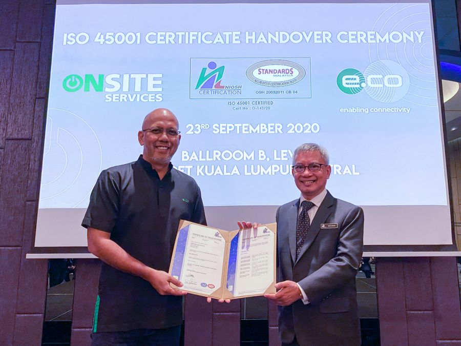 edotco Malaysia MD Wan Zainal receiving the ISO 45001 certification from NIOSH Certification Director Hj Nik Hasbi Fathi