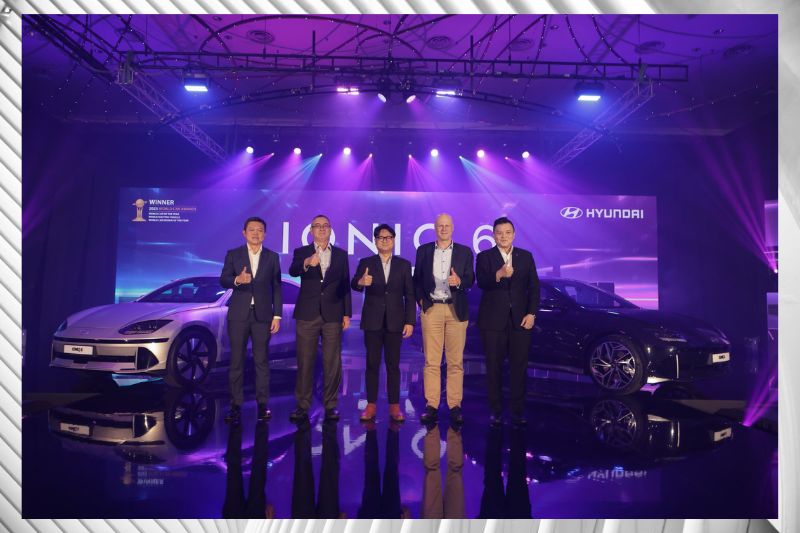 Mr Jeffrey Gan, Managing Director of Sime Darby Motors Retail and Distribution Southeast Asia, Macau and Hong Kong; Dato’ Jeffri Salim Davidson, Group CEO of Sime Darby Berhad; En Azrul Reza Aziz, CEO of Malaysia Automotive, Robotics and IoT Institute (MARii); Andrew Basham, Managing Director of Sime Darby Motors, Motors&#039; Division of Sime Darby Berhad and Mr Low Yuan Lung, Managing Director of Hyundai-Sime Darby Motors at the launch of Hyundai IONIQ 6