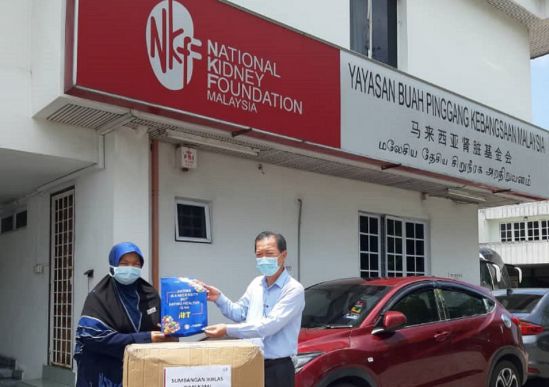 Mr. Chua Hong Wee, CEO of NKF Malaysia (right) receiving the donation from Puan Zaiton Sulaiman, CEO of KPJ Sentosa KL Specialist Hospital (left)
