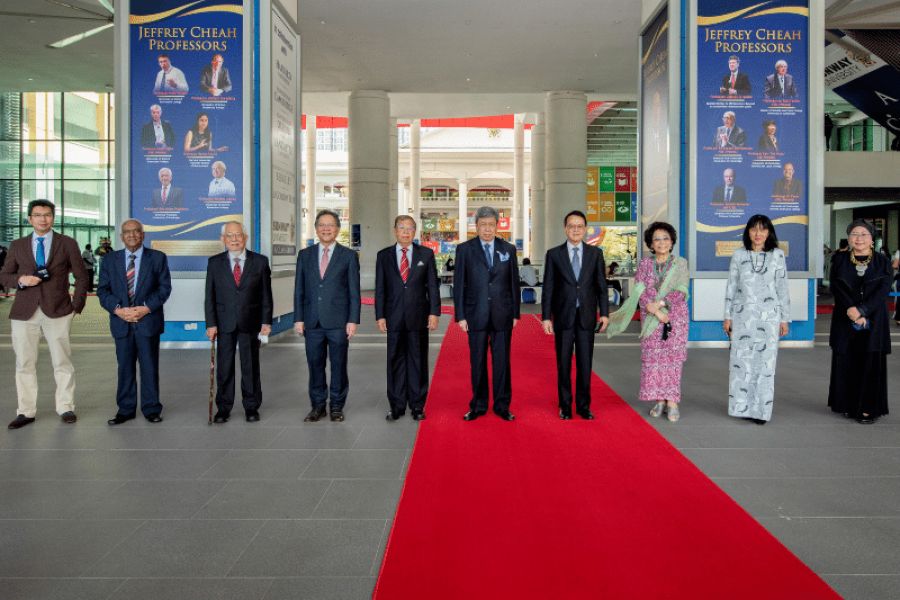 (Left to Right) Tunku Zain Abidin Ibni Tuanku Muhriz, Tan Sri Dato’ Dr. R.V. Navaratnam, Tan Sri Dato’ Professor Dr Lin See Yan, Dato’ Sri Idris Jala, Tan Sri Datuk Seri Razman Hashim, HRH Sultan Sharafuddin Idris Shah Alhaj, Tan Sri Dr Jeffrey Cheah, Toh Puan Dr Aishah Ong, Tan Sri Zarinah Anwar, and Tan Sri Jemilah Mahmood at Sunway University