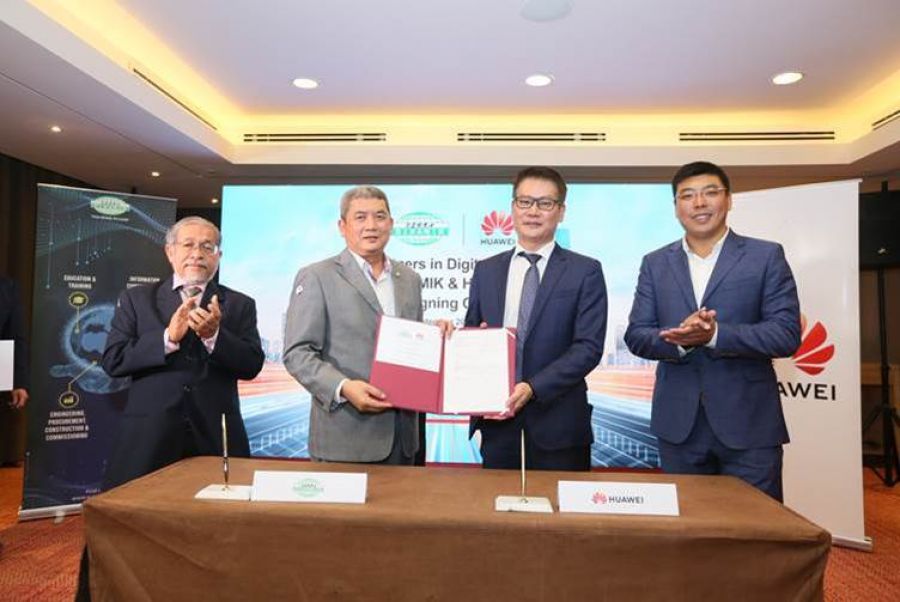 (L-R) Datuk Haji Abdul Kadier bin Sahib, Chairman of Serba Dinamik; Dato’ Dr. Ir. Ts. Mohd Abdul Karim Bin Abdullah, Group Managing Director and CEO of Serba Dinamik; Mr. Lim Chee Siong, Cloud &amp; AI Vice President of Huawei Malaysia; Mr. Michael Yuan, CEO of Huawei Malaysia at the MoU signing ceremony.
