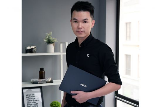 ASUS Expertbook B9 Impresses CHG’s Vincent Tan