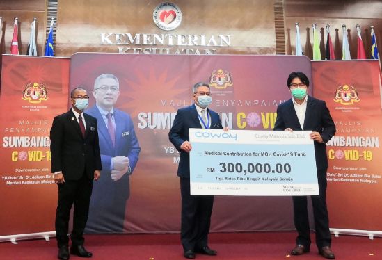 Mr. Kyle Choi, Managing Director (right) handing the RM300,000 contribution for Ministry of Health (MOH) Covid-19 Fund to Dato&#039; Sri Dr. Adham bin Baba, Minister of Health (middle) as Dato’ Dr. Hj. Noor Azmi bin Hj. Ghazali, Deputy Minister of Health I (left) looks on