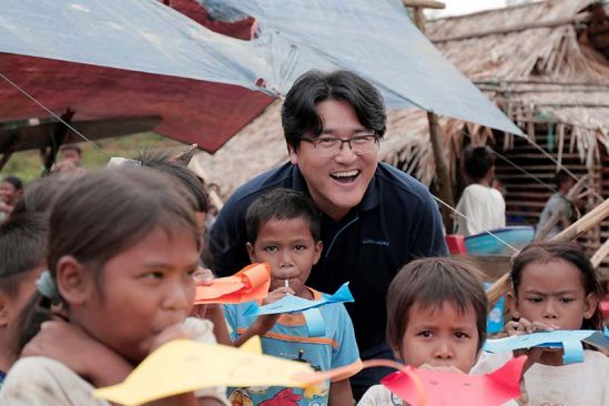 Mr Kyle Choi Ki Ryong, Managing Director of Coway Malaysia with Orang Asli villagers and kids during WASH (Water, Sanitation and Hygiene) trainings, aimed to promote proper handwashing, teeth-brushing and a healthy diet.  